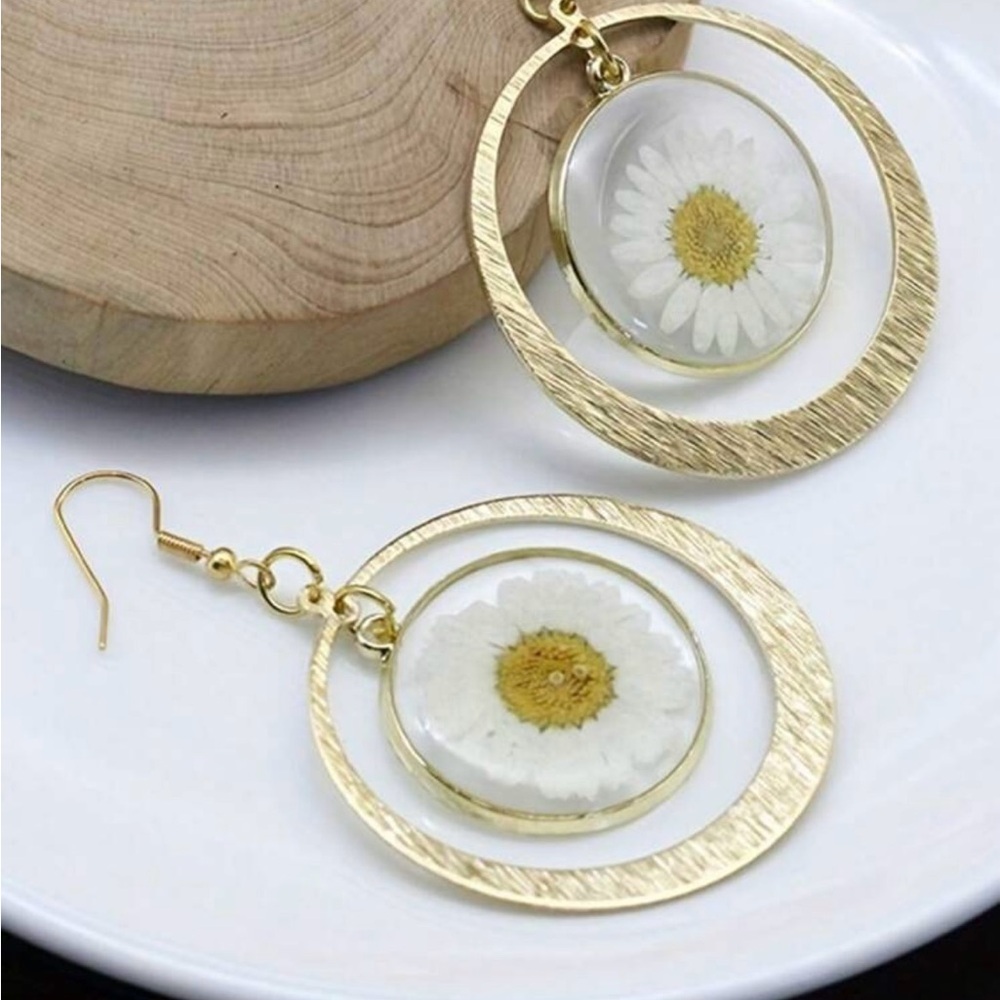 Chic Gold Daisy Drop Earrings
